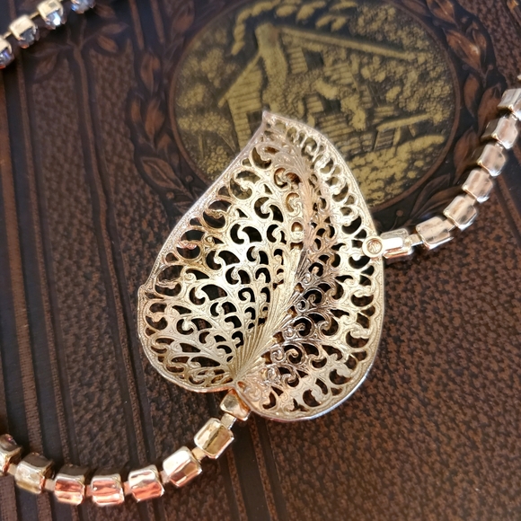 Vintage Gold Tone Leaf Gemstone Fashion Necklace 🍂😍 - Picture 10 of 11